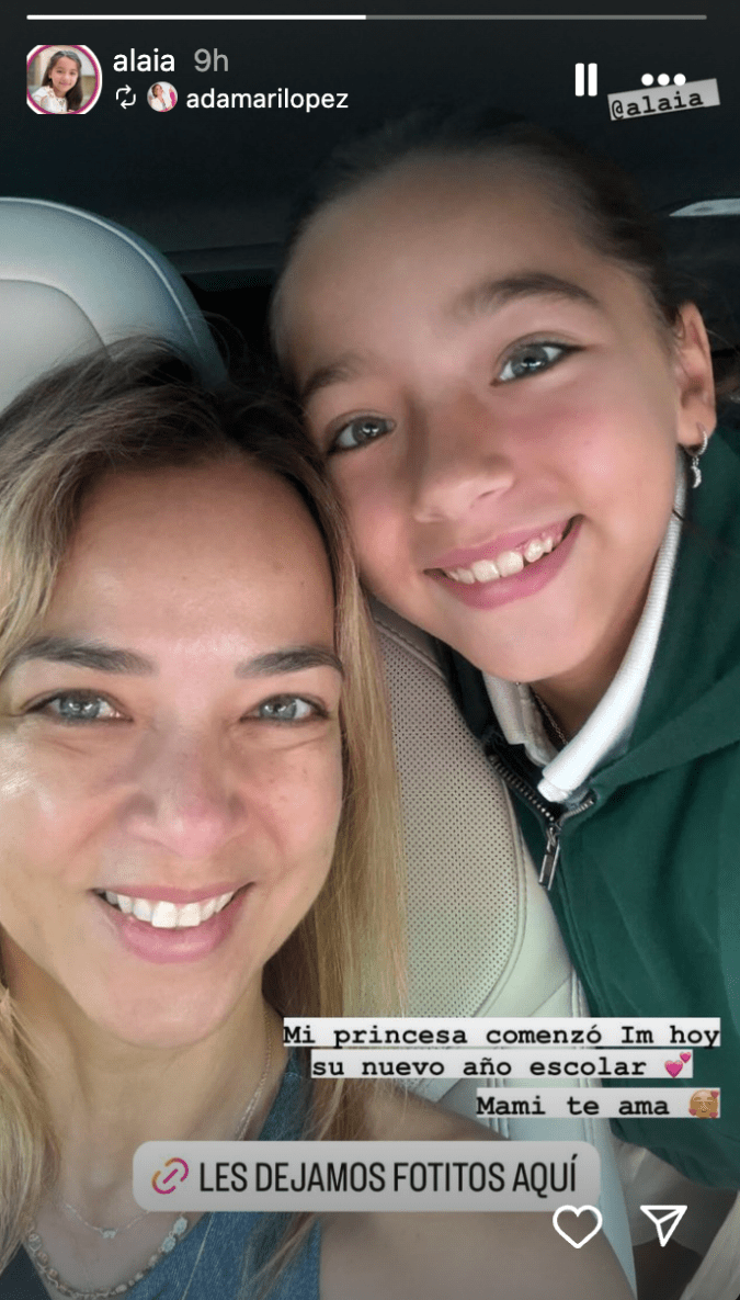Adamari López y su hija Alaïa Costa-Lopez se toman una foto en el primer día de clase de Alaïa.